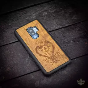 Samsung Galaxy S9  case with wood finishing and 'In Absentia Dei' logo